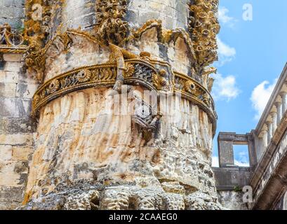 Fragment de la célèbre fenêtre de chapterhouse du couvent du Christ à Tomar, Portugal, un exemple bien connu du style Manueline Banque D'Images