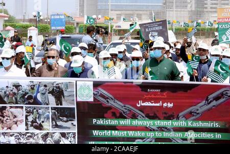 Le ministre en chef de Sindh, Syed Murad Ali Shah, et le gouverneur Sindh, Imran Ismail et d'autres manifestations contre l'agression des forces indiennes et du gouvernement, expriment leur solidarité au peuple cachemirien à l'occasion du Siege du Cachemire (Youm-e-Istehsal), à Seaview Beach Clifton à Karachi, le mercredi 5 août 2020. Banque D'Images