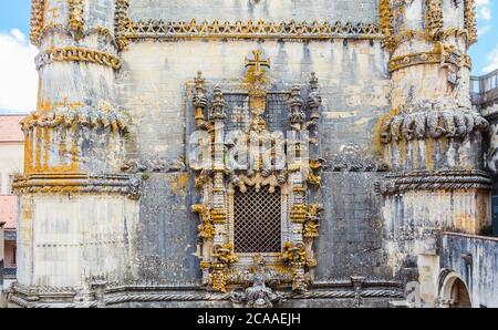 La célèbre fenêtre salle capitulaire du Couvent du Christ à Tomar, Portugal, un exemple bien connu de style manuélin. Un site du patrimoine mondial depuis 1983 Banque D'Images