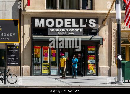 Un emplacement à Lower Manhattan de la chaîne d'articles de sport familiale, Modell's, est doté de panneaux annonçant la fermeture du magasin, vu à New York le dimanche 2 août 2020. La chaîne de 131 ans a déposé un dossier de protection contre la faillite et ferme ses 115 magasins.(© Richard B. Levine) Banque D'Images