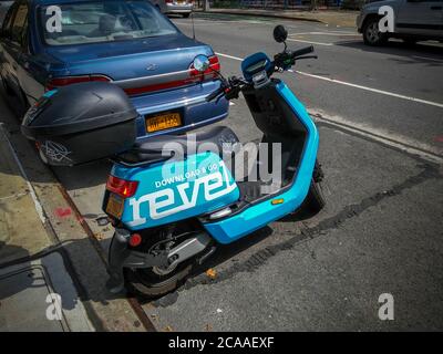 Un cyclomoteur électrique parasite de la compagnie de partage de cyclomoteurs Revel gara dans le quartier de Chelsea à New York le mardi 28 juillet 2020. Après plusieurs décès, Revel a annoncé qu'elle fermera temporairement ses opérations à New York jusqu'à ce qu'elles renforcent les protocoles de sécurité et de responsabilité des passagers. (© Richard B. Levine) Banque D'Images