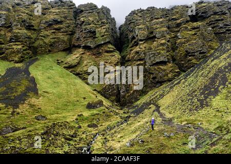 Iceland randonneur visite touristique Raudfeldsgja Canyon gorge Rift nature paysage sur la péninsule de Snaefellsnes, ouest de l'Islande Banque D'Images