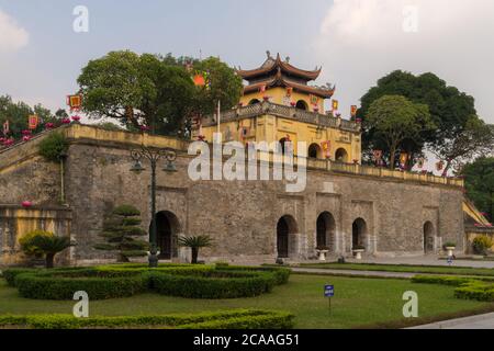 La porte principale de l'ancienne citadelle impériale Thang long dans la capitale de Vietnams Hanoi Banque D'Images