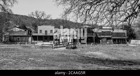 Vue panoramique en noir et blanc sur les vieux décors de cinéma historique dans l'aire de loisirs des montagnes de Santa Monica, sur le site du Paramount Ranch. Banque D'Images