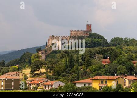 Vue sur le château de Soave entouré de petites collines et de vignobles (également connu sous le nom de Castello Scaligero) Banque D'Images