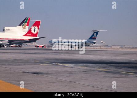 Image d'archive : l'aéroport international de Dubaï, photographié en 1979 avant son développement en un centre majeur. Les avions Tailplanes d'un avion Gulf Air Lockheed L-1011 TriStar et Middle East Airlines Boeing 720 OD-AGG quittèrent avec un LOT de Polish Airlines Ilyushin II-62 tracté avant le départ. Le Boeing 720 OD-AGG de MEA a été détruit sur le terrain sans aucune mort le 1.8.1982 lors d'un attentat à l'aéroport international de Beyrouth Liban par les forces israéliennes qui ont attaqué l'OLP pendant l'opération paix pour la Galilée après que l'OLP ait abattu l'ambassadeur d'Israël en Grande-Bretagne le 3.6.1982 Credit: Malcolm Park Banque D'Images