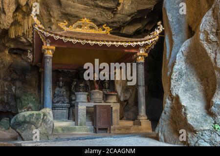 Un temple grotte caché appartenant à la Pagode de Bich Dong à proximité de Ninh Binh au Vietnam Banque D'Images