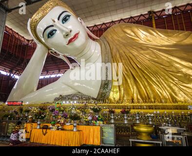 Bouddha couché représente le Bouddha lors de sa dernière maladie, sur le point d'entrer dans le parinirvana. Banque D'Images