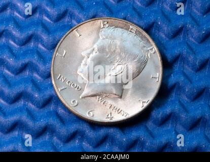 La vie d'une pièce historique des États-Unis de cinquante cents avec la ressemblance du président John F. Kennedy Banque D'Images