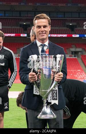 Londres, Royaume-Uni. 04e août 2020. Scott Parker, le Manager de Fulham, après le match final du championnat Sky Bet Play-off entre Brentford et Fulham au stade Wembley, Londres, Angleterre, le 4 août 2020. Les stades de football restent vides en raison de la pandémie de Covid-19, car les lois de distanciation sociale du gouvernement interdisent aux supporters à l'intérieur des lieux, ce qui entraîne le jeu de tous les présentoirs derrière des portes fermées jusqu'à nouvel ordre. Photo par Andrew Aleksiejczuk/Prime Media Images. Crédit : Prime Media Images/Alamy Live News Banque D'Images