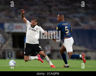 Londres, Royaume-Uni. 04e août 2020. Aleksandar Mitrovic de Fulham et Ethan Pinnock de Brentford lors du match final du championnat Sky Bet Play-off entre Brentford et Fulham au stade Wembley, Londres, Angleterre, le 4 août 2020. Les stades de football restent vides en raison de la pandémie de Covid-19, car les lois de distanciation sociale du gouvernement interdisent aux supporters à l'intérieur des lieux, ce qui entraîne le jeu de tous les présentoirs derrière des portes fermées jusqu'à nouvel ordre. Photo par Andrew Aleksiejczuk/Prime Media Images. Crédit : Prime Media Images/Alamy Live News Banque D'Images