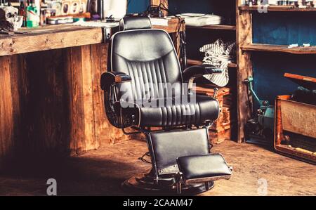 Chaise de salon de coiffure. Fauteuil de barbershop, coiffeur et salon de coiffure modernes, salon de coiffure pour hommes. Élégant fauteuil de coiffure vintage. Coiffeur professionnel Banque D'Images