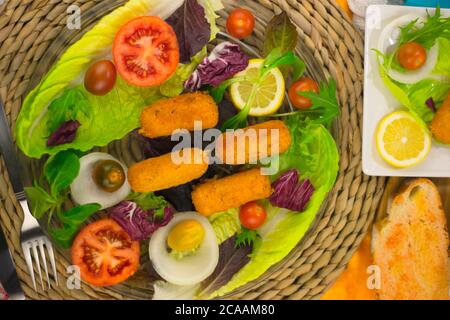 Vue de dessus de délicieuses croquettes de crevettes servies avec des légumes et citron Banque D'Images