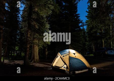 Cedar City, JUL 31, 2020 - vue de nuit d'une tente LOGOS au terrain de camping Duck Creek Banque D'Images