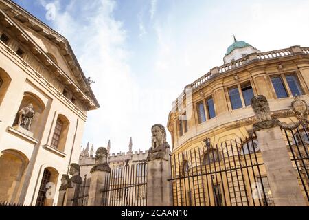 Il y a treize piliers carrés surmontés de bustes de tête et d'épaule marquant la limite avant du théâtre sheldonian à oxford Banque D'Images