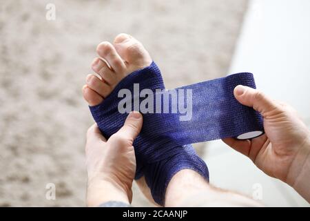 Homme ayant une jambe meurtrissure Banque D'Images