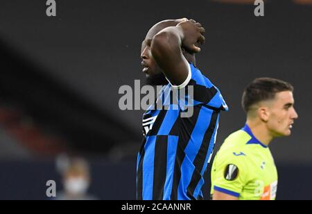 Gelsenkirchen, Allemagne. 05 août 2020. Football: Europa League, Inter Milan - FC Getafe, tour de knockout, tour de seize à l'Arena AufSchalke. Inters Romelu Lukaku saisit sa tête. Credit: Bernd Thissen/dpa/Alay Live News Banque D'Images