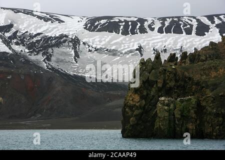 Vue de l'entrée dans la baie de l'île de Deception (îles Shetland Sud, Antarctique), appelée Port Foster après le commandant du HMS Chanticleer. Banque D'Images