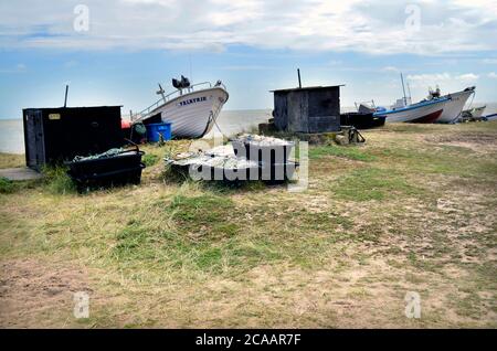 des bateaux de pêche côtiers se sont arrêtés sur la plage à sizewell suffolk, en angleterre Banque D'Images