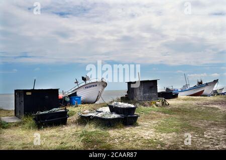 des bateaux de pêche côtiers ont pris sur la plage sizewell suffolk angleterre Banque D'Images