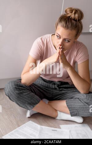 la fille doit l'argent à droite et à gauche. la femme se dirige sur les oreilles dans la dette. gros plan photo. Banque D'Images