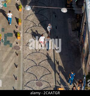 ISTANBUL, TURQUIE - 21 SEPTEMBRE 2019 : les citoyens marchent sur une rue piétonne, la vue du sommet. Banque D'Images