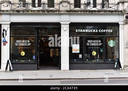 Un café Starbucks à Londres. Banque D'Images