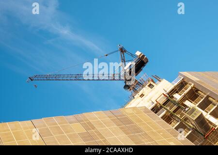 Vue hors angle d'une grue unique sur un chantier de construction en hauteur à Londres Banque D'Images