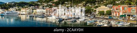 ISCHIA PORTO (NA), ITALIE - 30 JUIN 2020 : bateaux amarrés flottant dans la marina Banque D'Images