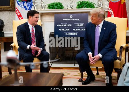 Le gouverneur Doug Ducey (républicain de l'Arizona) fait des remarques lorsqu'il rencontre le président des États-Unis, Donald J. Trump, dans le bureau ovale de la Maison Blanche à Washington, DC, le mercredi 5 août 2020. Crédit : Doug Mills/Pool via CNP/MediaPunch Banque D'Images
