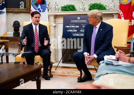 Le gouverneur Doug Ducey (républicain de l'Arizona) fait des remarques lorsqu'il rencontre le président des États-Unis, Donald J. Trump, dans le bureau ovale de la Maison Blanche à Washington, DC, le mercredi 5 août 2020. Crédit : Doug Mills/Pool via CNP/MediaPunch Banque D'Images