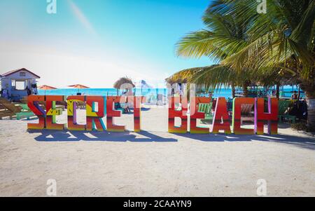 AMBERGRIS CAYE, BELIZE - 17 février 2019 : un panneau accueille les visiteurs et les touristes dans la zone populaire de Secret Beach sur le Belize Ambergris Caye. Banque D'Images