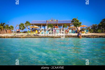 AMBERGRIS CAYE, BELIZE - 17 février 2019 : une vue sur la célèbre zone de Secret Beach depuis les eaux turquoise de la mer des Caraïbes. Banque D'Images