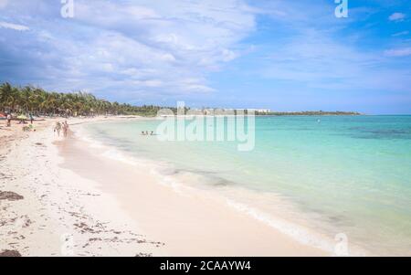 QUINTANA ROO, MEXIQUE - 10 octobre 2019 : la plage de Xpu Ha sur la Riviera Maya du Mexique possède une eau et un ciel pittoresques avec du sable blanc. Banque D'Images