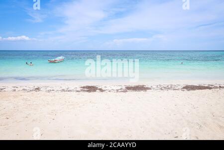 QUINTANA ROO, MEXIQUE - 10 octobre 2019 : une scène pittoresque sur la plage privée Xpu Ha au Mexique, le long de la mer des Caraïbes. Banque D'Images