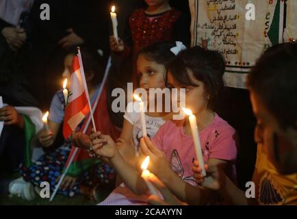 Gaza. 5 août 2020. Les enfants palestiniens tiennent des bougies et un drapeau libanais pour manifester leur solidarité avec le peuple libanais dans la ville de Rafah, dans le sud de la bande de Gaza, le 5 août 2020. La Palestine a exprimé sa solidarité avec le Liban après les explosions massives qui ont secoué Beyrouth. Credit: Khaled Omar/Xinhua/Alamy Live News Banque D'Images