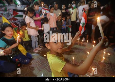 Gaza. 5 août 2020. Des enfants palestiniens tiennent des bougies et des drapeaux libanais pour manifester leur solidarité avec le peuple libanais dans la ville de Rafah, dans le sud de la bande de Gaza, le 5 août 2020. La Palestine a exprimé sa solidarité avec le Liban après les explosions massives qui ont secoué Beyrouth. Credit: Khaled Omar/Xinhua/Alamy Live News Banque D'Images