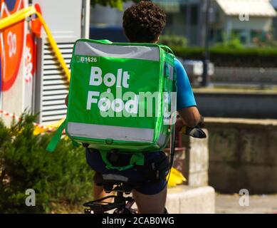 Bucarest, Roumanie - 23 juillet 2020 : un messager de livraison de produits alimentaires Bolt livre des aliments à Bucarest, Roumanie. Banque D'Images