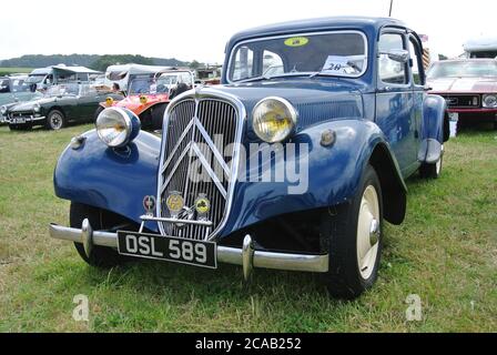 Un avant de traction Citroën 1955 est exposé à la foire à vapeur de Torbay, Churston, Devon, Angleterre, Royaume-Uni. Banque D'Images