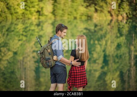 deux amoureux séduisants s'appréciant. magnifique nature sur le fond de la photo. beaux moments. amour à première vue. portrait de la vue arrière Banque D'Images