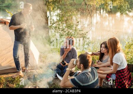 un groupe de randonneurs se détendant près du camping. cadre magnifique sur le fond de la photo Banque D'Images