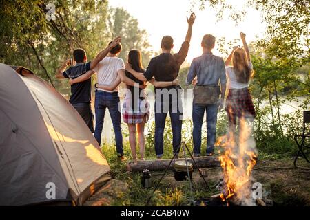 les amis proches sont prêts à se soutenir dans les situations difficiles. photo vue arrière Banque D'Images