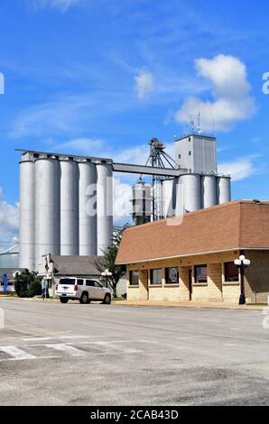 Mazon, Illinois, États-Unis. Petits silos à grains de ville le long des voies ferrées dans le centre-nord de l'Illinois. Banque D'Images