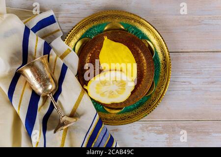 L'étrog jaune religieux juif de citron est utilisé pendant les vacances de Sukkot et de tallit Banque D'Images