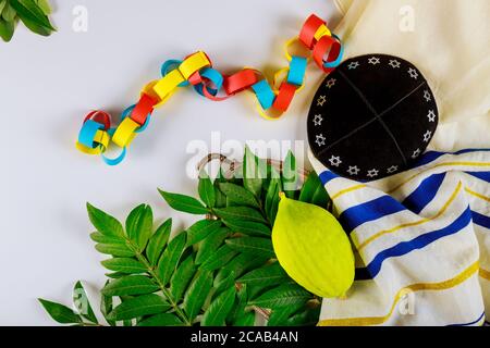 Symboles juifs vacances de Sukkot dans kippah tallit une synagogue Banque D'Images