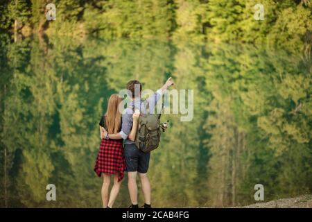 jeune aventureux homme et femme appréciant la nature magnifique. vue arrière photo. amour et voyage concept Banque D'Images