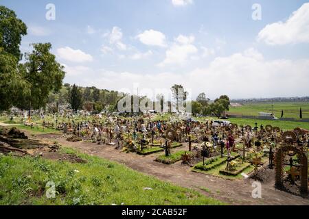 Chalco, Mexique. 05e août 2020. Des centaines de nouvelles tombes creusées depuis le 1er mai sont vues. Depuis le 1er mai, une nouvelle zone du cimetière a été ouverte pour faire place à des centaines de décès dus au coronavirus. Les creuseurs de tombes creusent généralement 2 ou 3 tombes par semaine mais jusqu'à récemment, ils creusaient 2 ou 3 tombes par jour. Environ 500 nouvelles tombes ont été creusées depuis le début du mois de mai. Credit: Lexie Harrison-Cripps/Alamy Live News Banque D'Images