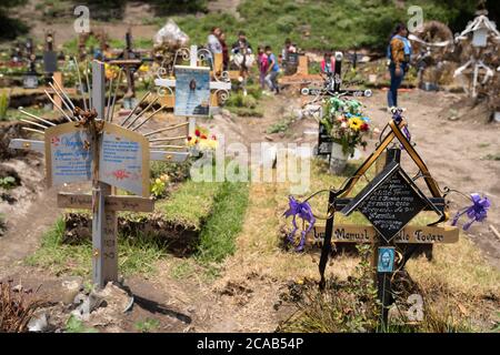 Chalco, Mexique. 05th Aug, 2020. Les pierres tombales qui montrent des décès à partir du 1er mai sont vues dans une nouvelle section du cimetière. Depuis le 1er mai, une nouvelle zone du cimetière a été ouverte pour faire place à des centaines de décès dus au coronavirus. Les creuseurs de tombes creusent généralement 2 ou 3 tombes par semaine mais jusqu'à récemment, ils creusaient 2 ou 3 tombes par jour. Environ 500 nouvelles tombes ont été creusées depuis le début du mois de mai. Credit: Lexie Harrison-Cripps/Alamy Live News Banque D'Images