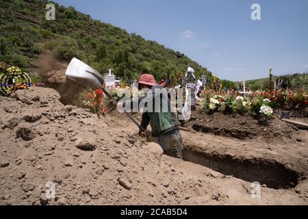 Chalco, Mexique. 05th Aug, 2020. Un homme dige une nouvelle tombe. Depuis le 1er mai, une nouvelle zone du cimetière a été ouverte pour faire place à des centaines de décès dus au coronavirus. Les creuseurs de tombes creusent généralement 2 ou 3 tombes par semaine mais jusqu'à récemment, ils creusaient 2 ou 3 tombes par jour. Environ 500 nouvelles tombes ont été creusées depuis le début du mois de mai. Credit: Lexie Harrison-Cripps/Alamy Live News Banque D'Images