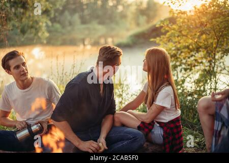 un couple profite du coucher du soleil au camping. la beauté de la nature. le lever du soleil Banque D'Images